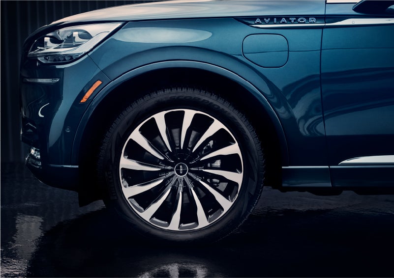 The 2023 Lincoln Aviator® Black Label Grand Touring model with unique 12-spoke wheel | McLarty Daniel Lincoln in Bentonville AR