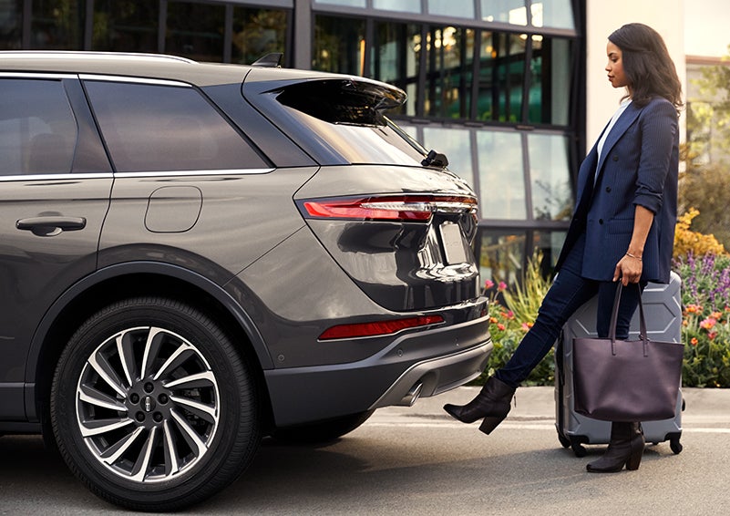 A woman with her hands full uses her foot to activate the available hands-free liftgate. | McLarty Daniel Lincoln in Bentonville AR