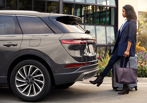A woman with her hands full uses her foot to activate the available hands-free liftgate. | McLarty Daniel Lincoln in Bentonville AR