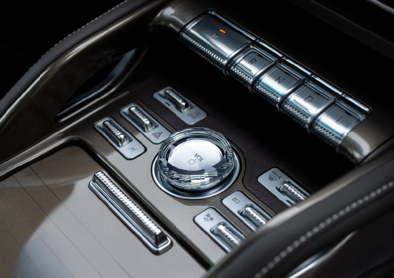 A crystal-inspired volume knob is shown in the center floor console of a 2024 Lincoln Nautilus® SUV. | McLarty Daniel Lincoln in Bentonville AR