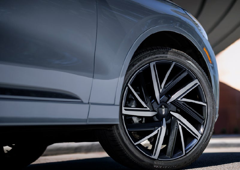 The wheel of the 2027 Lincoln Aviator® Black Label™ SUV is shown slightly angled out. | McLarty Daniel Lincoln in Bentonville AR